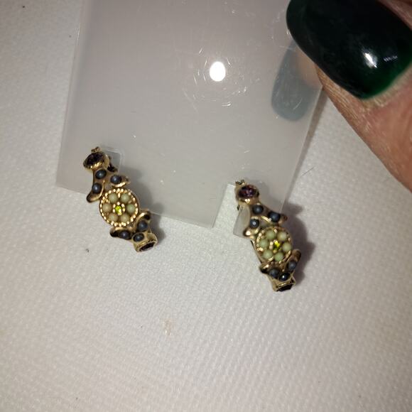 Vtg Floral Design Rhinestone Gold Tone ⅞" Diameter Hoop Earrings Snap Closure - Picture 5 of 16